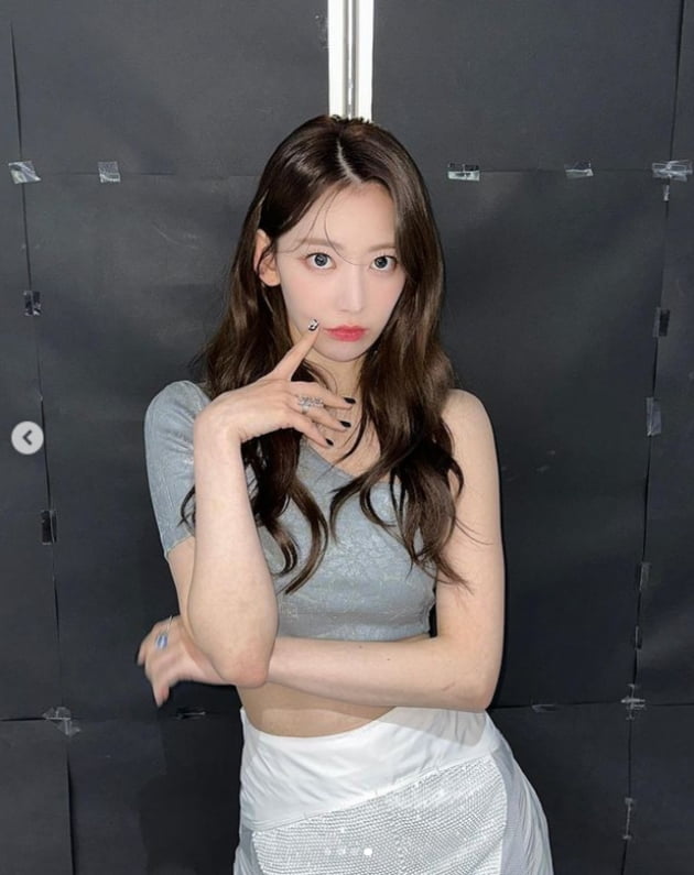 르세라핌 사쿠라, 섹시한 레드립,,,개미허리