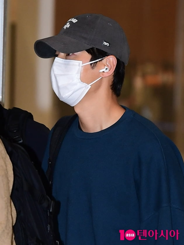 [TEN 포토] 송중기 '마스크 넘어 잘생김'