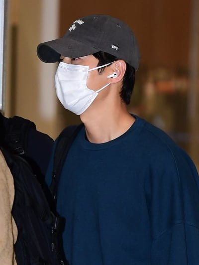 [TEN 포토] 송중기 '마스크 넘어 잘생김'