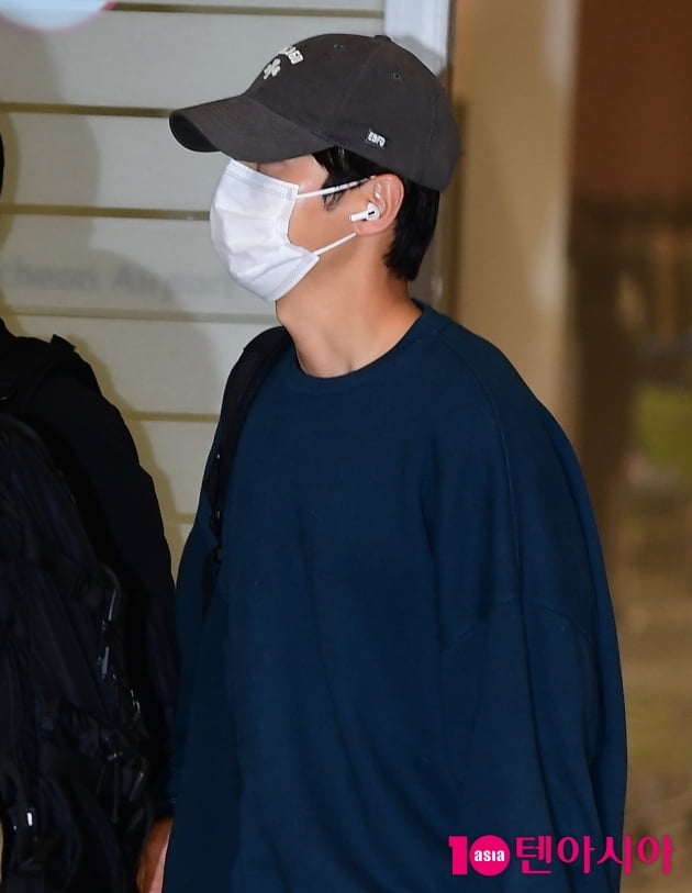[TEN 포토] 송중기 '공항을 밝히는 외모'