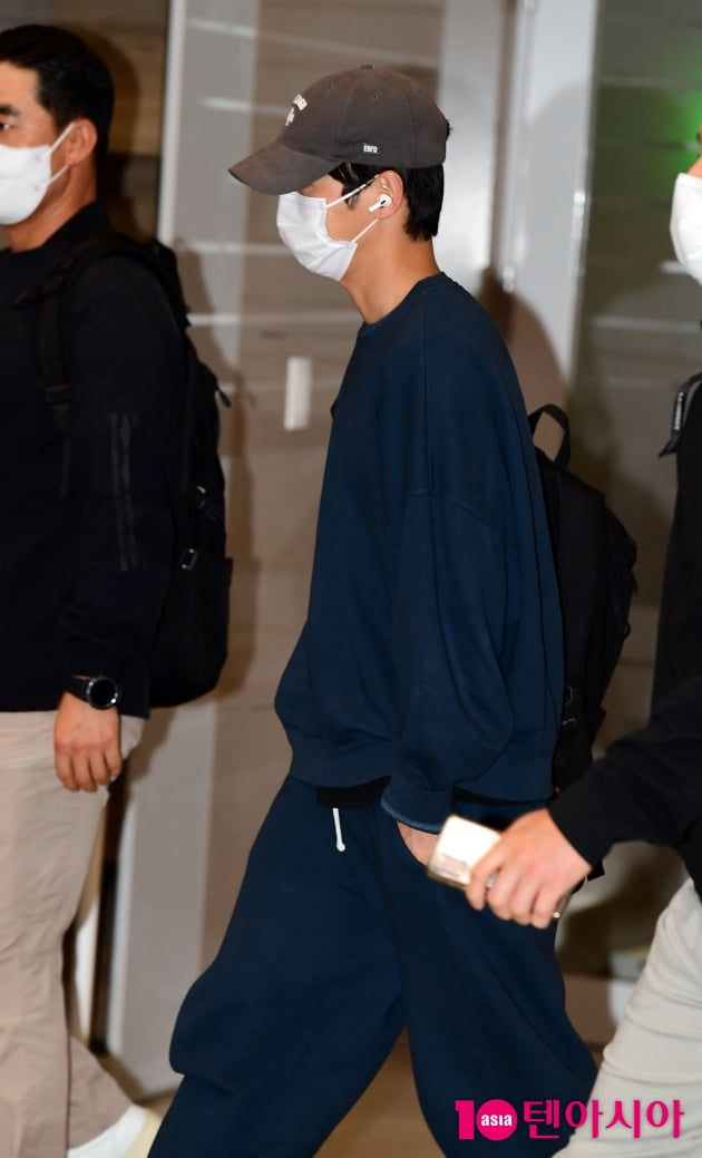 [TEN 포토] 송중기 '특급경호 받으며 입국'