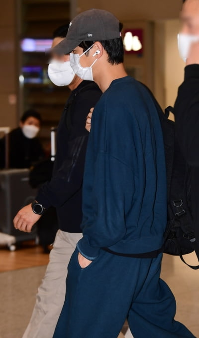 [TEN 포토] 송중기 '샤프한 옆선'