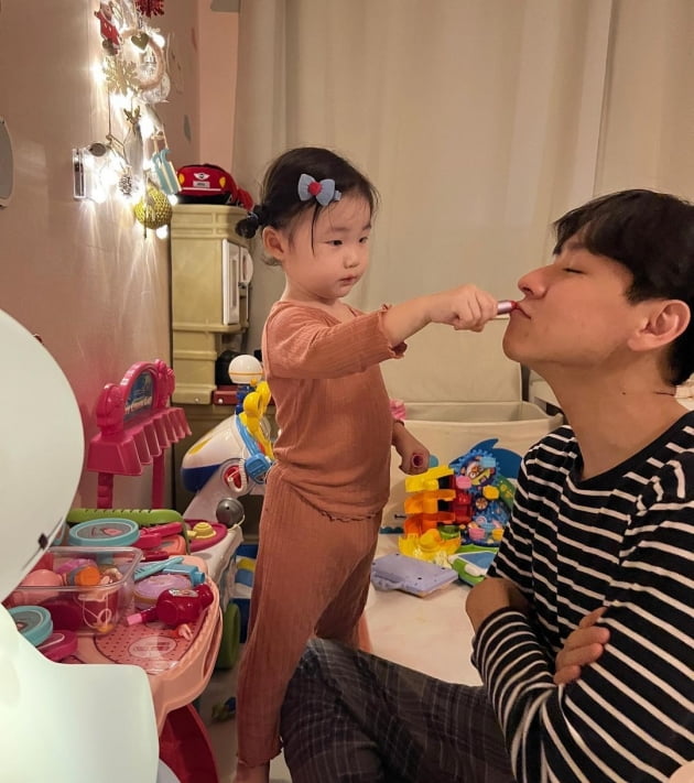 '이다은♥' 윤남기, 딸에게 받은 메이크업→네일 '뷰티 풀서비스'에 '만족'…"뷰티 살롱"