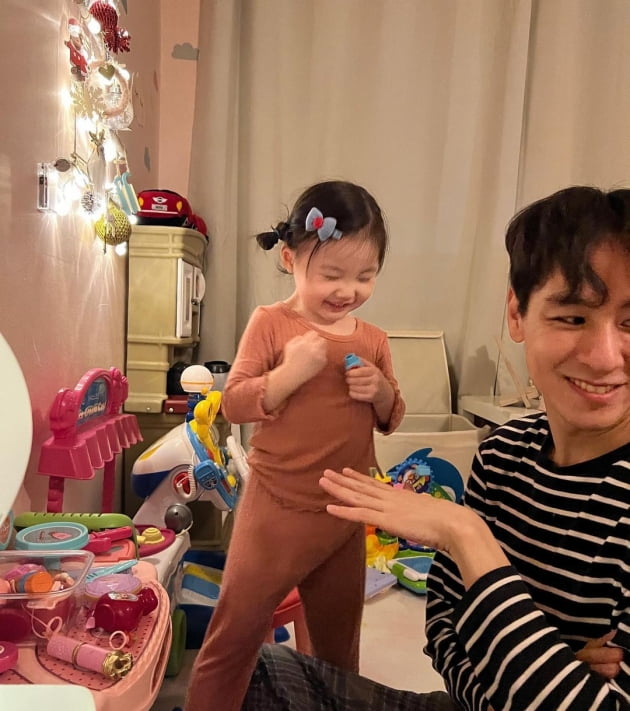 '이다은♥' 윤남기, 딸에게 받은 메이크업→네일 '뷰티 풀서비스'에 '만족'…"뷰티 살롱"