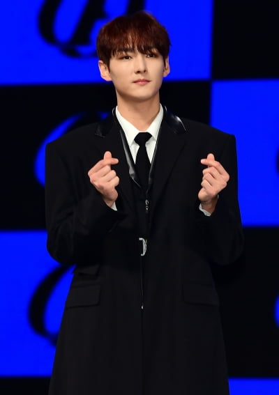[TEN 포토] SF9 주호 '하트도 두개 드려요'