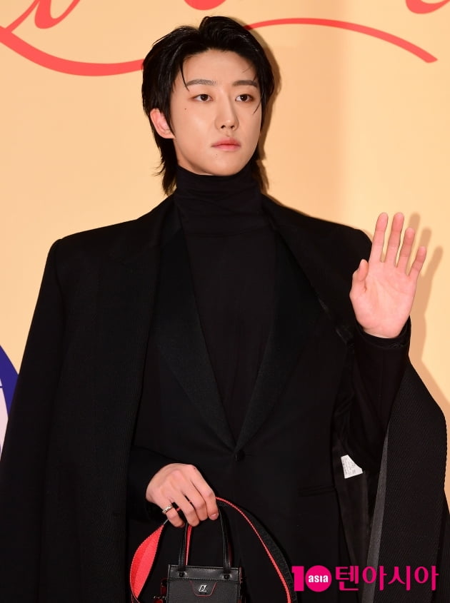 [TEN 포토] 세븐틴 디에잇 '손 인사하는 남신'
