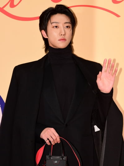 [TEN 포토] 세븐틴 디에잇 '손 인사하는 남신'