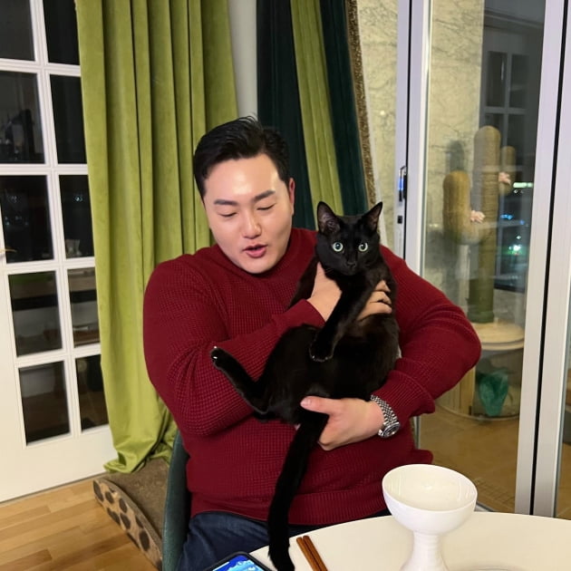 '23살 연하♥' 박수홍, 최지만 품에 안긴 반려묘 다홍 자랑 "다홍이 삼촌"
