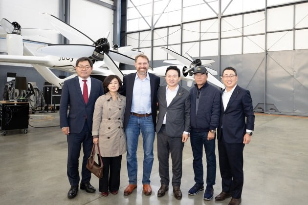 Joby Aviation 방문 현장 이미지 (왼쪽부터 윤상수 주샌프란시스코 총영사, 황보승희 국회의원, 조벤 비버트 Joby Aviation 대표, 원희룡 국토교통부 장관, 이수만 프로듀서, 유영상 SK텔레콤 대표) / 사진=SM엔터테인먼트 제공
