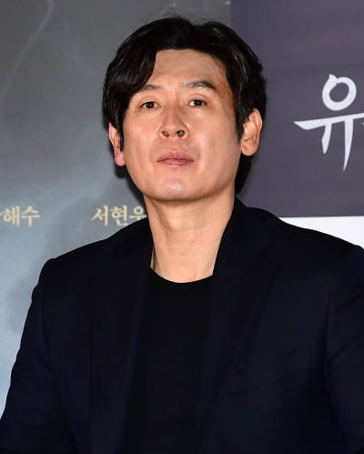 [TEN 포토] 설경구 "이하늬 손,발이 길어서 액션신 힘들었다"