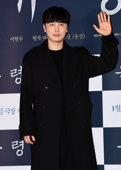 [TEN 포토] 서현우 '훈훈한 손인사'