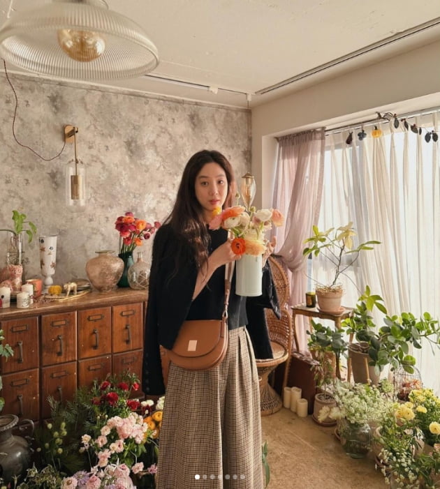 정려원, 꽃 보다 아름다운 여인...봄을 부르는 미모