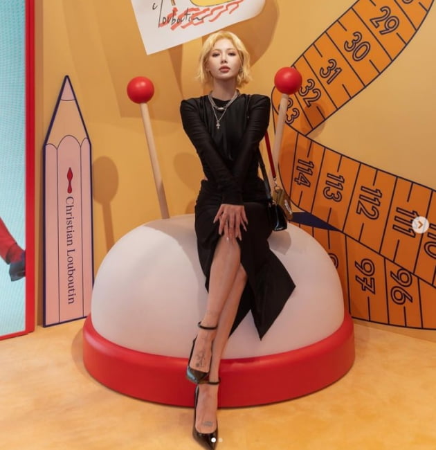 현아, 은근히 섹시한 블랙 스완...금발 머리 찰떡