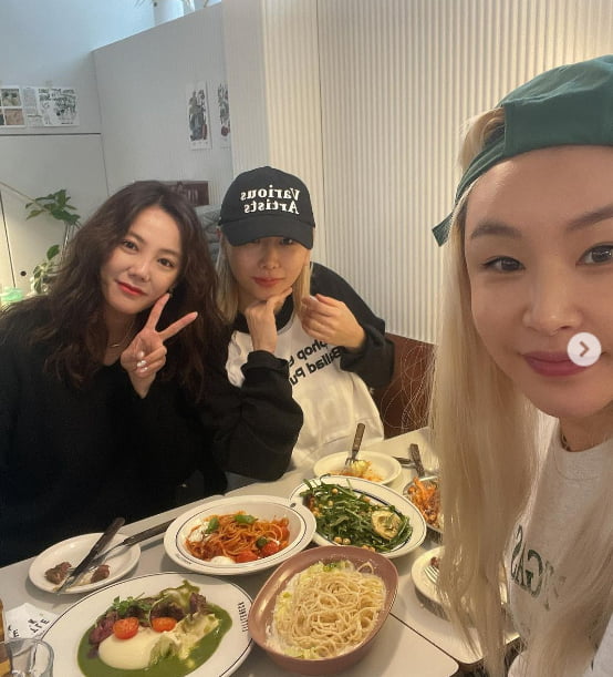'11살 연하♥' 배윤정, 이러다 20kg 다시 찌겠어…상다리 휘어질 정도의 먹방