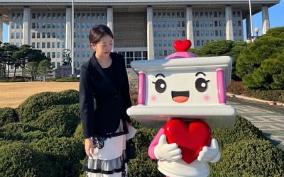 '박수홍♥' 김다예, 이번에는 국회…블랙앤화이트로 차려입은 모습 포착