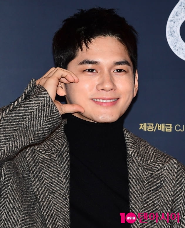 [TEN 포토] 옹성우 '심쿵 하트'