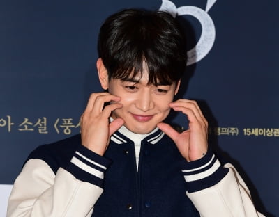[TEN 포토] 샤이니 민호 '수줍은 볼하트'