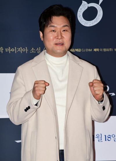 [TEN 포토] 윤경호 '유령 힘찬 파이팅!'