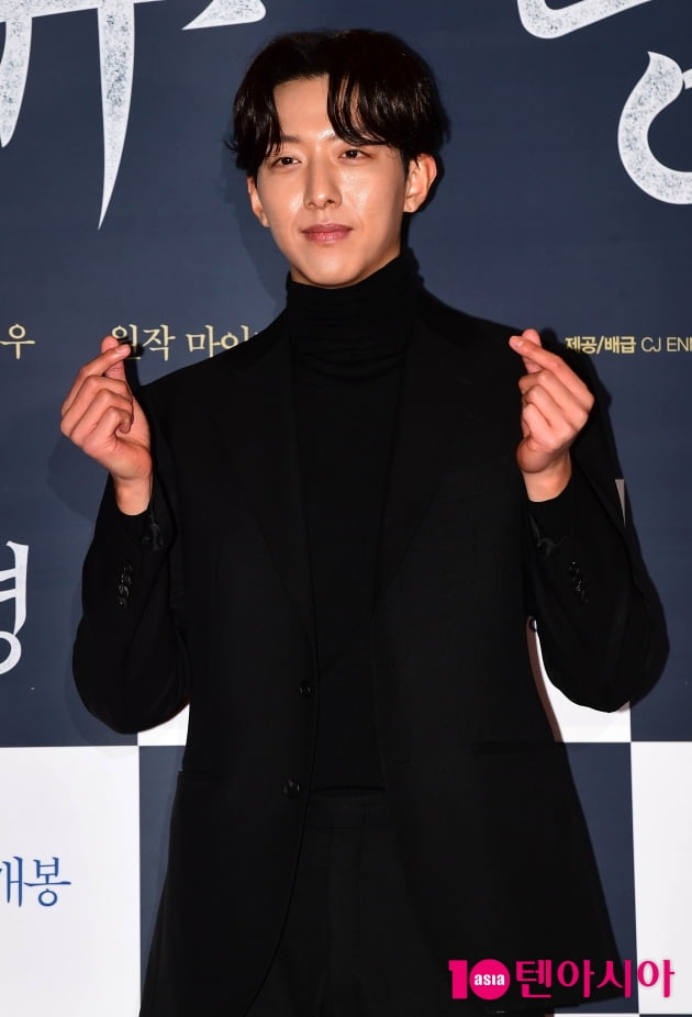 [TEN 포토] 씨엔블루 이정신 '깔끔한 하트'