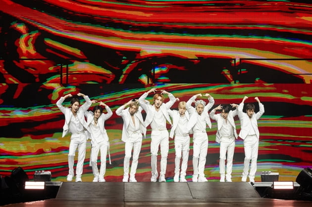 '월드 투어 중인' NCT 127, 美 휴스턴 초록빛으로 물들였다