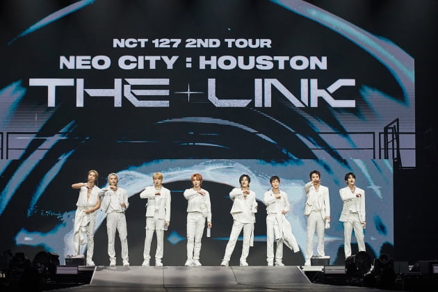 '월드 투어 중인' NCT 127, 美 휴스턴 초록빛으로 물들였다