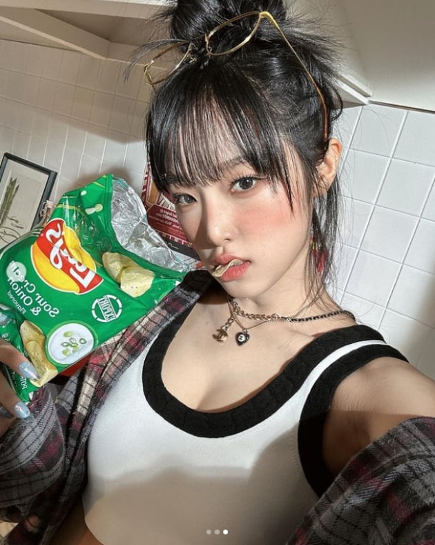 최예나, 치골 팬티라인 다 드러내고...파격적인 패션