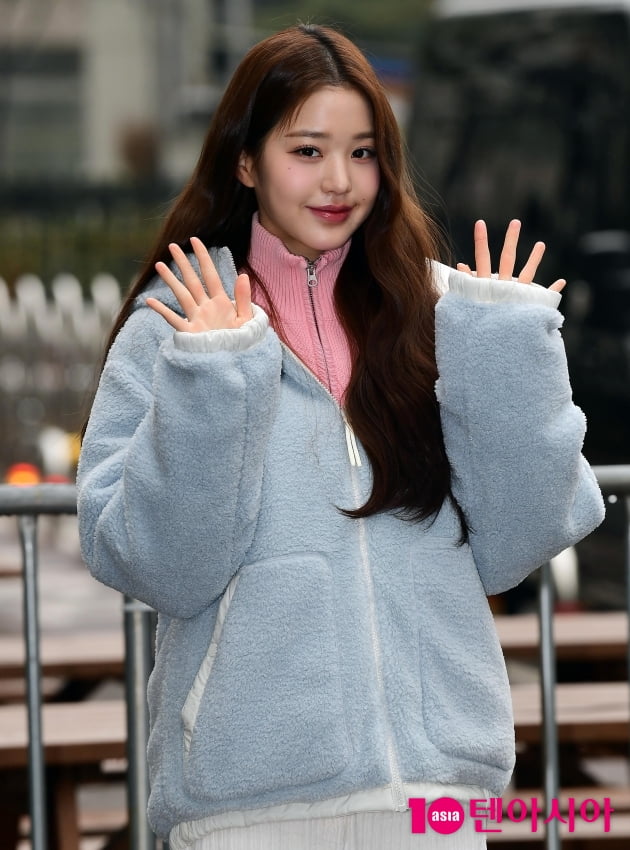 [TEN 포토] 아이브 장원영 '손 흔드는 인형'