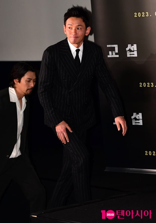 [TEN 포토] 황정민 '화려한 수트핏'