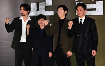 [TEN 포토] 현빈-임순례 감독-강기영-황정민 '교섭 힘찬 파이팅!'