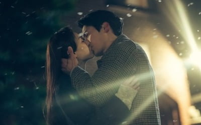 서지혜, 눈 내리던 날 이상우와 애틋+아찔 입맞춤…그림 속 한 장면('빨간 풍선')