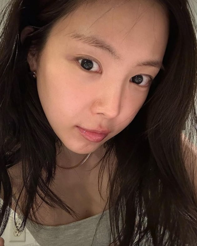 민낯의 손나은, 브라톱 입고 거울 앞 셀카…초근접 각도에도 살아남네