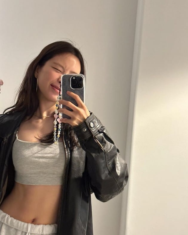 민낯의 손나은, 브라톱 입고 거울 앞 셀카…초근접 각도에도 살아남네