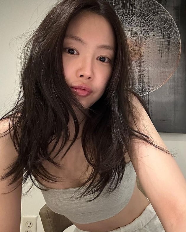 민낯의 손나은, 브라톱 입고 거울 앞 셀카…초근접 각도에도 살아남네