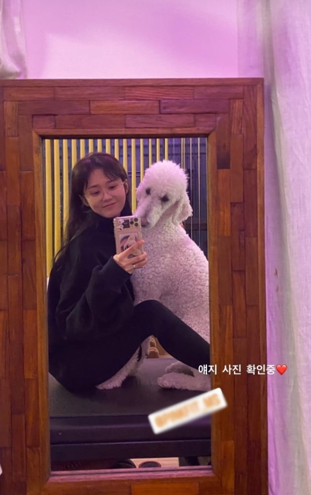 '6세 연하♥' 장나라, 결혼하더니 더 어려진 미모…강아지와 거울 앞 셀카