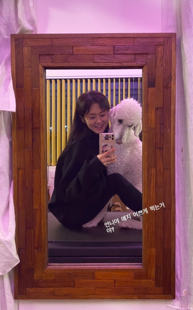 '6세 연하♥' 장나라, 결혼하더니 더 어려진 미모…강아지와 거울 앞 셀카