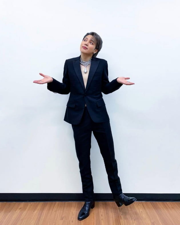 방탄소년단 지민, 여심 홀릭 수트핏…‘이것이 지민 바이브’