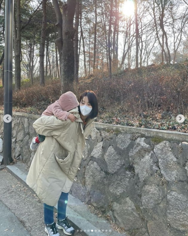 '검사♥' 한지혜, 웃는데 왜 피곤해 보일까?..."슬이 예쁜데 힘들고 힘든데 예뻐요"