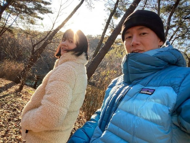 '김무열♥' 윤승아, 예비맘의 온정…5000만원 기부 "더 따뜻하게 살아가요"