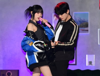 [TEN 포토] 최예나 '남성댄서와 섹시하게'
