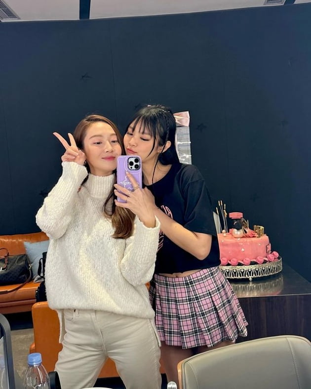 '타일러 권♥' 제시카, 고양이 상끼리 만났네…블랙핑크 제니랑 얼굴 맞대고