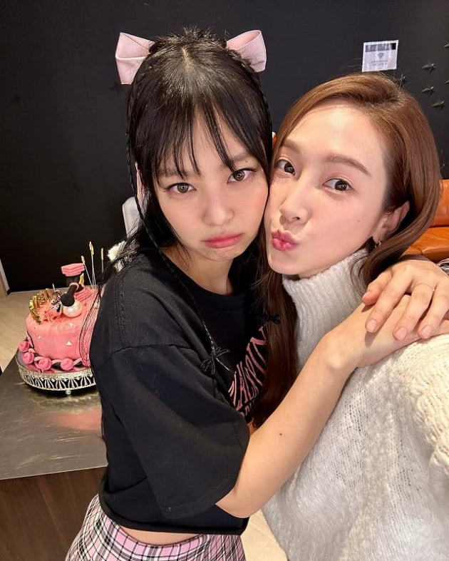 '타일러 권♥' 제시카, 고양이 상끼리 만났네…블랙핑크 제니랑 얼굴 맞대고