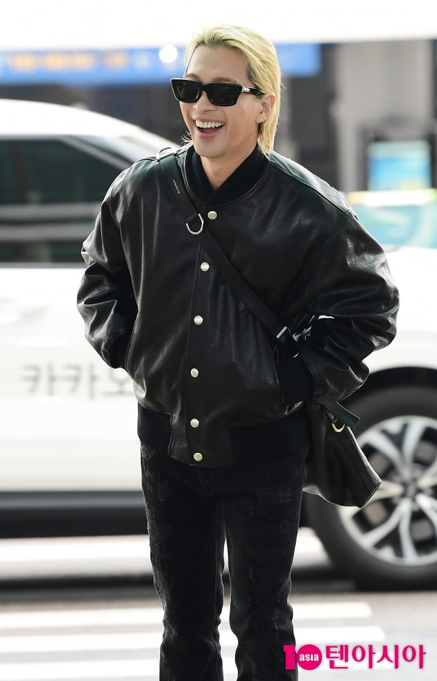 [TEN 포토] 빅뱅 태양 '볼하트 요청에 웃어요'