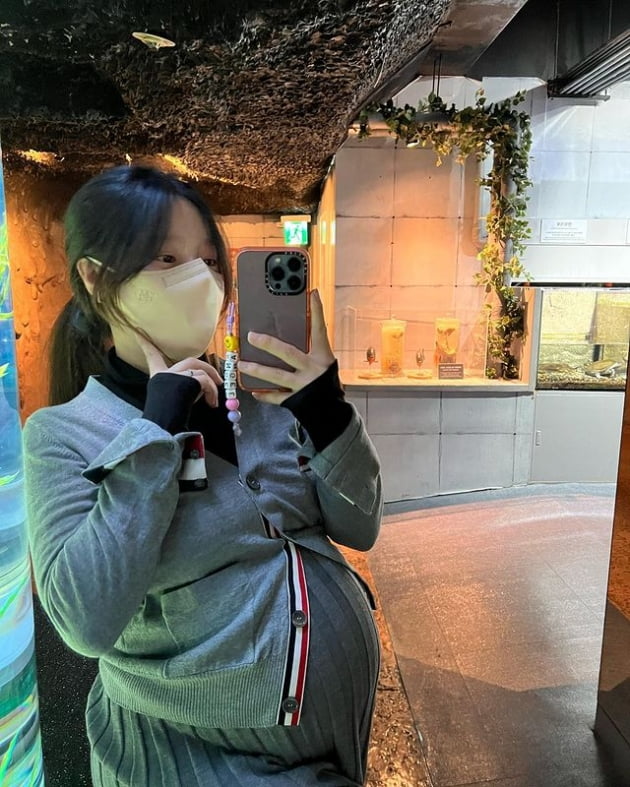 '이욱♥' 벤, GD가 애정 하는 명품 T사 카디건 입고…물고기로 태교 중?