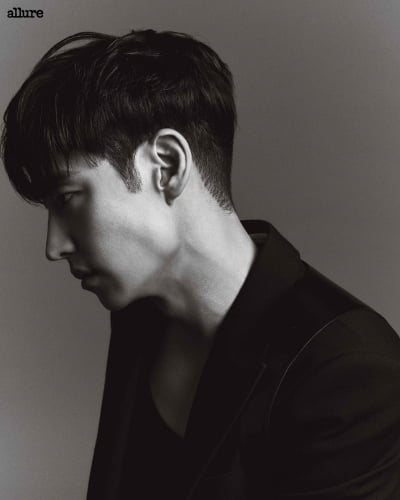 이제훈, 강렬한 남성적 옆태 [화보]