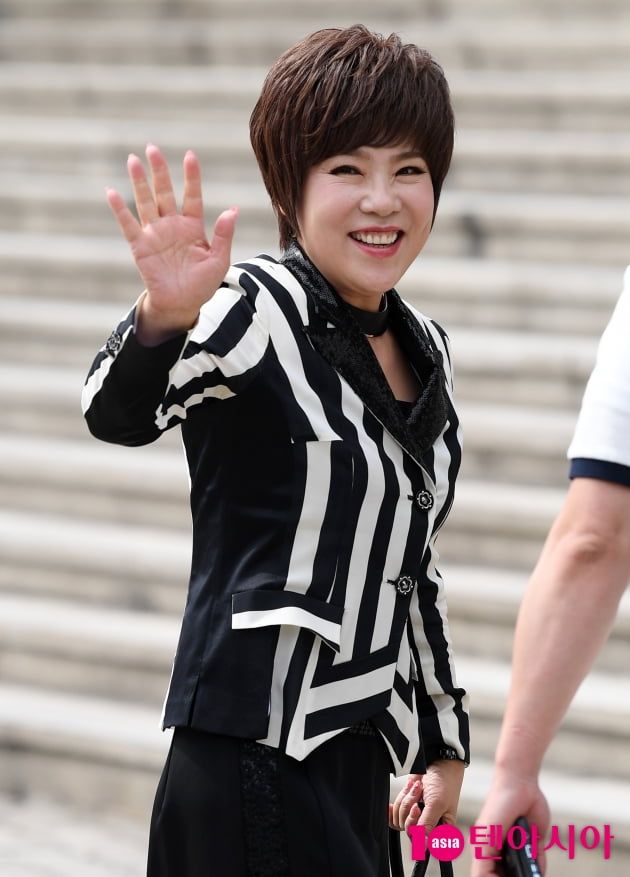 “잘 봐, 이젠 장윤정·김연자 ‘인맥 싸움’이다”…'미스터트롯2'의 現주소[TEN피플]