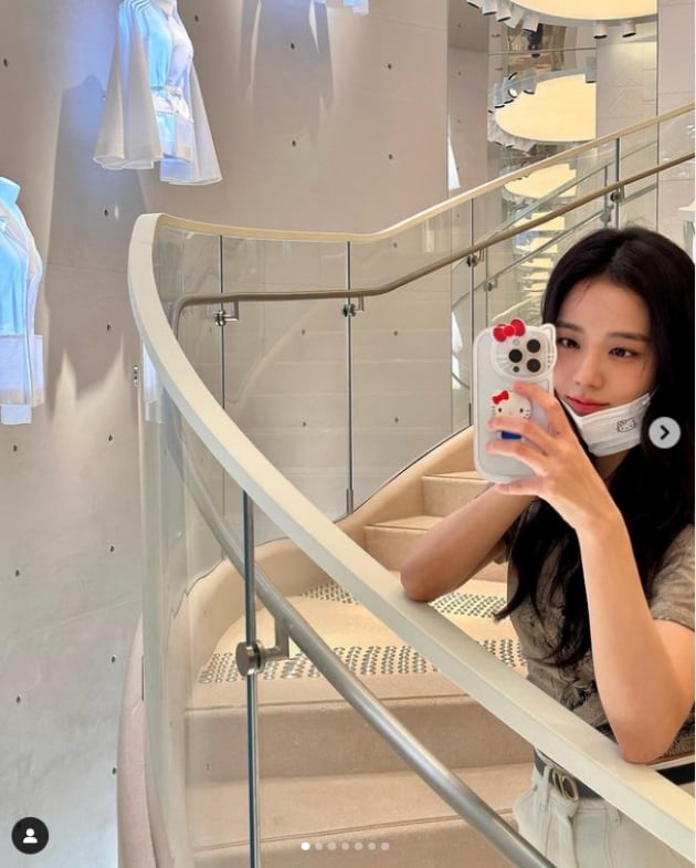 블랙핑크 지수, 명품 매장보다 눈에 띄는 핸드폰 케이스...한줌 허리