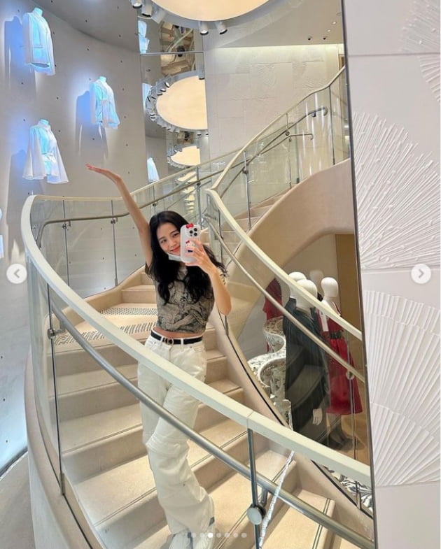 블랙핑크 지수, 명품 매장보다 눈에 띄는 핸드폰 케이스...한줌 허리