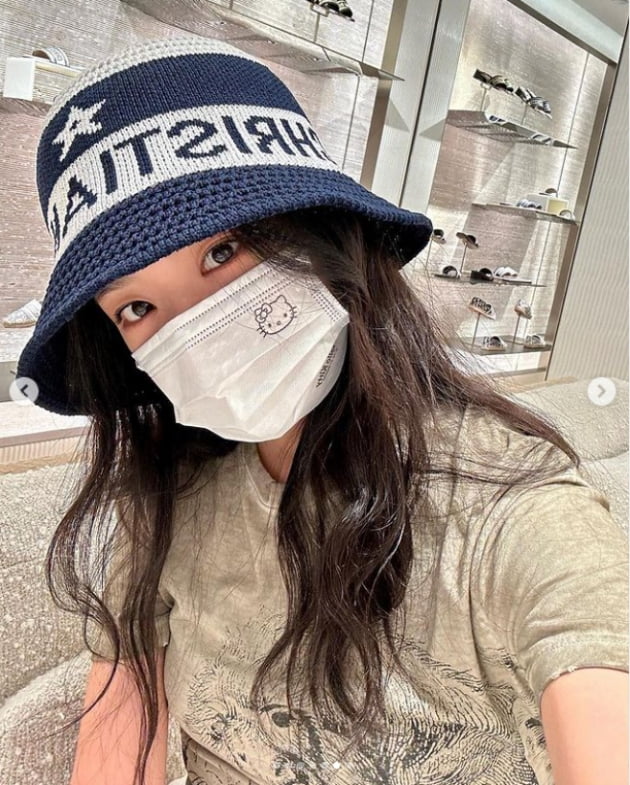 블랙핑크 지수, 명품 매장보다 눈에 띄는 핸드폰 케이스...한줌 허리