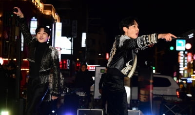 [TEN 포토] 크러핀 '버스킹의 묘미 따라 불러요'