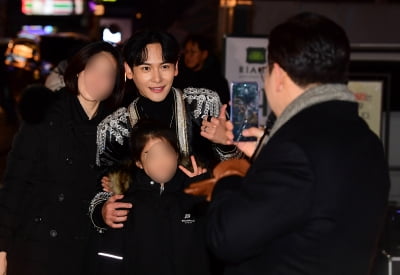 [TEN 포토] 크러핀 김태형 '팬 서비스도 특급'